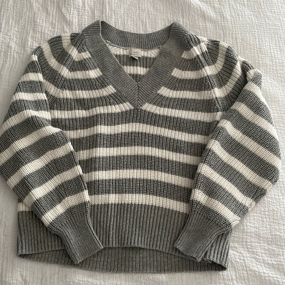 Women’s v-neck cable knit sweater, size Small
